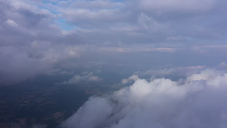 Toma-Aérea-Sobre-Las-Nubes-Foto-Cumbre-De-Saint-Loup-Toma-Mística-Francia